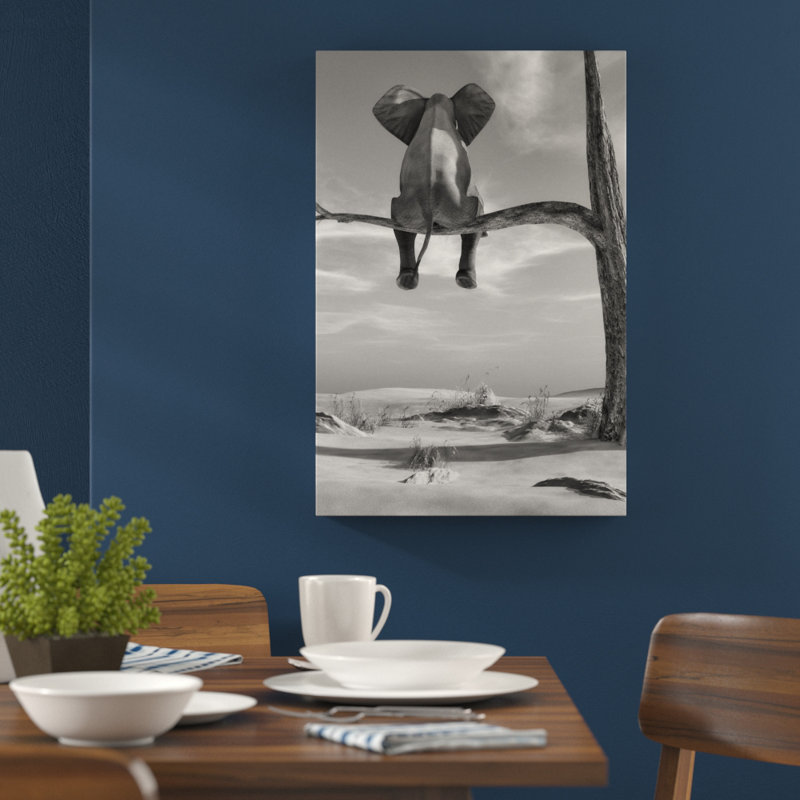 East Urban Home Leinwandbild „Sitzender Elefant auf einem Ast in der